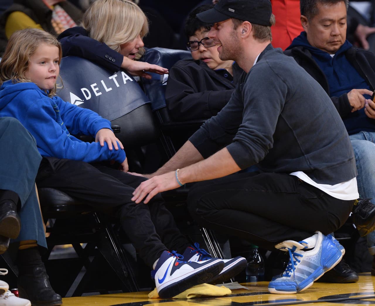 Chris aprovechaba descansos para jugar con Moses.