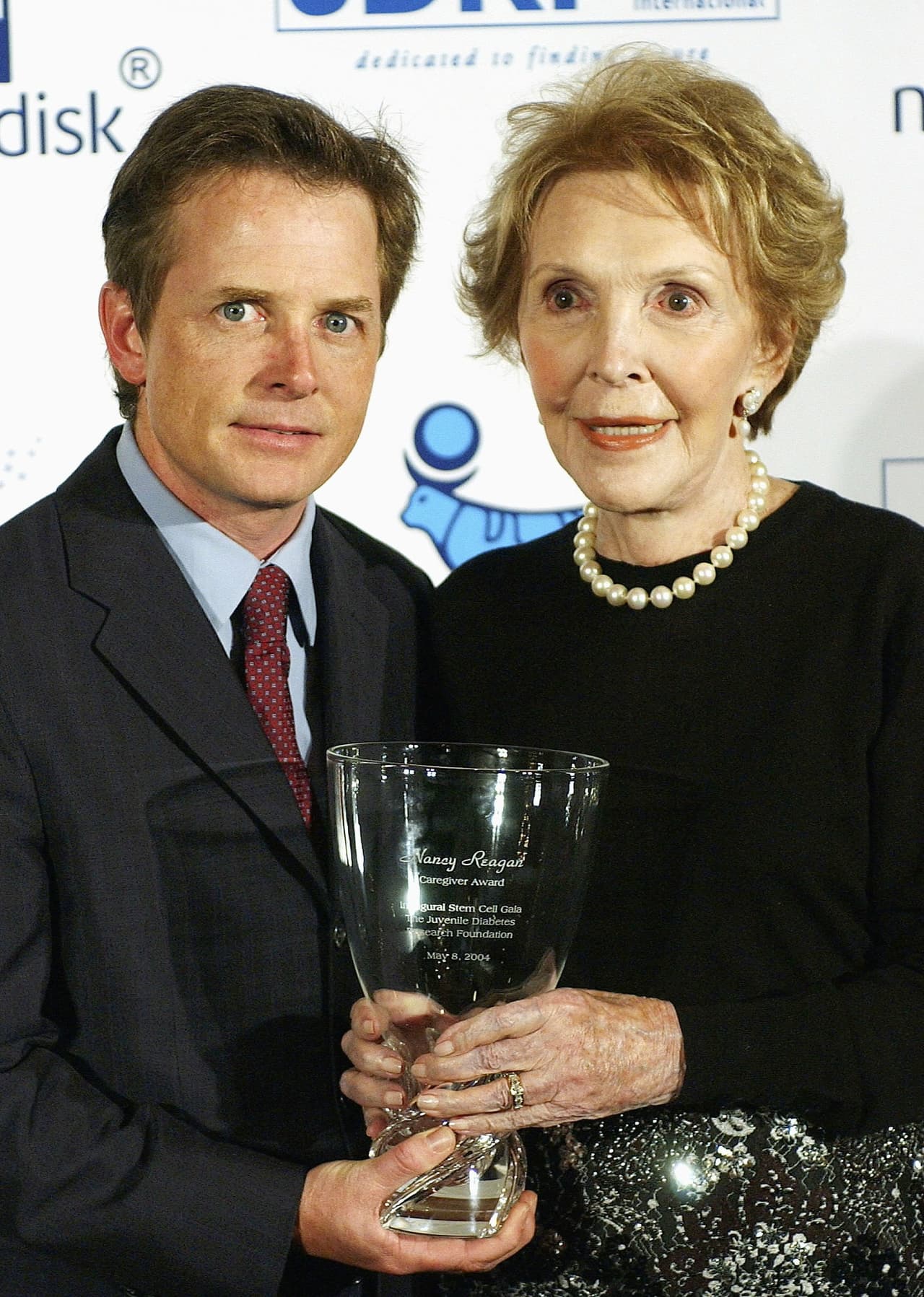 El actor Michael J. Fox premia a Nancy Reagan.
