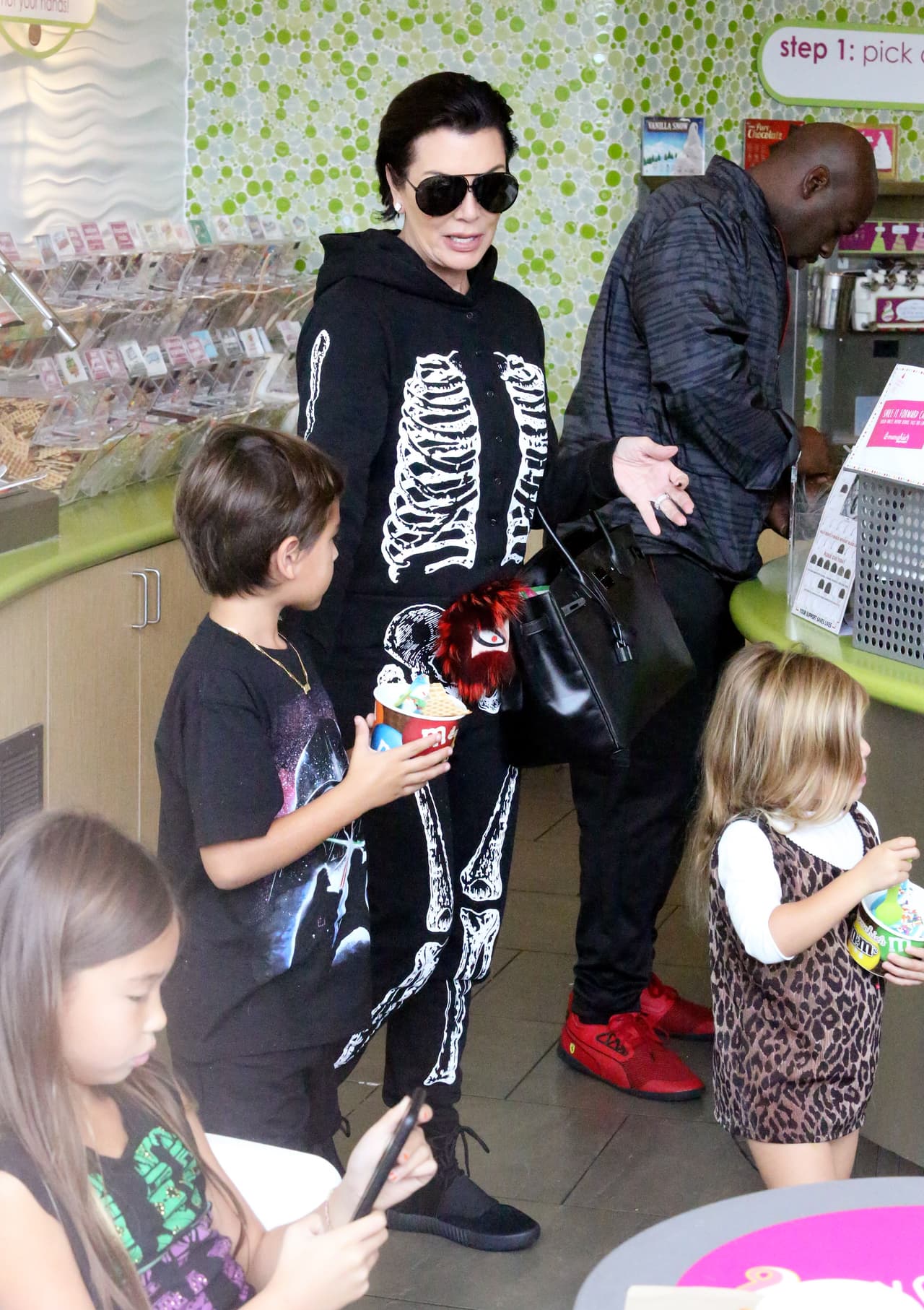 Los consiente al máximo.