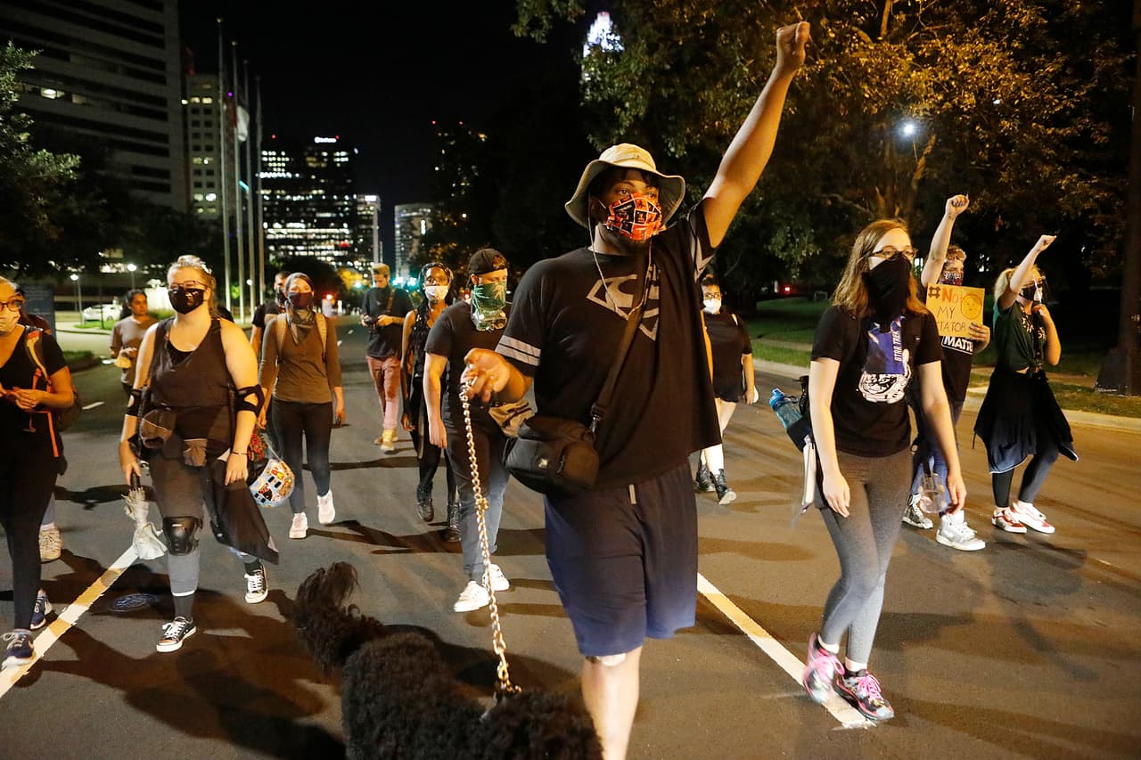 El grupo de residentes de Charlotte se ha mantenido protestando pacíficamente en las calles de la ciudad.