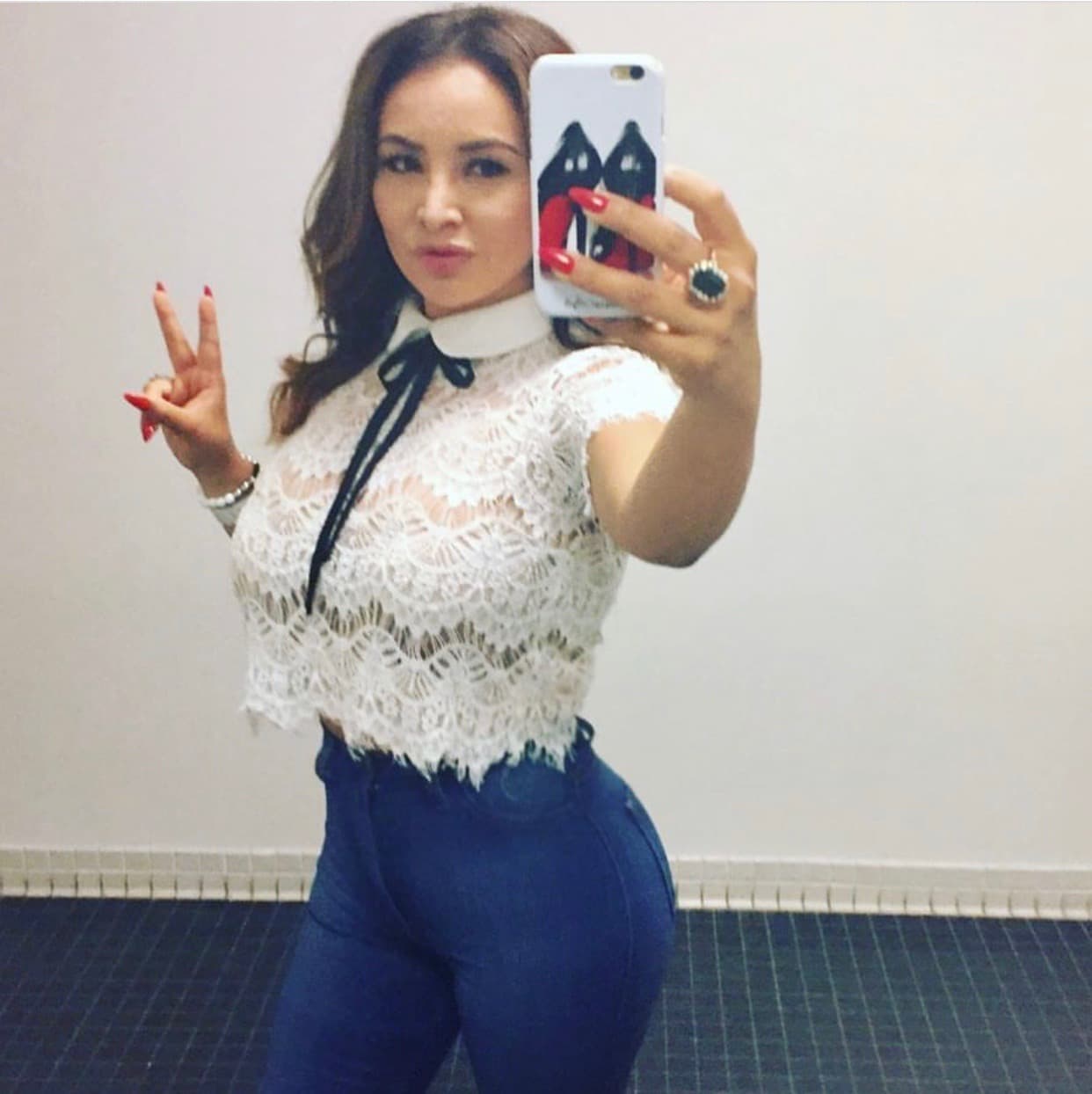 Una camisa de moño con 'high rise jeans' moldean perfectamente su increible figura.