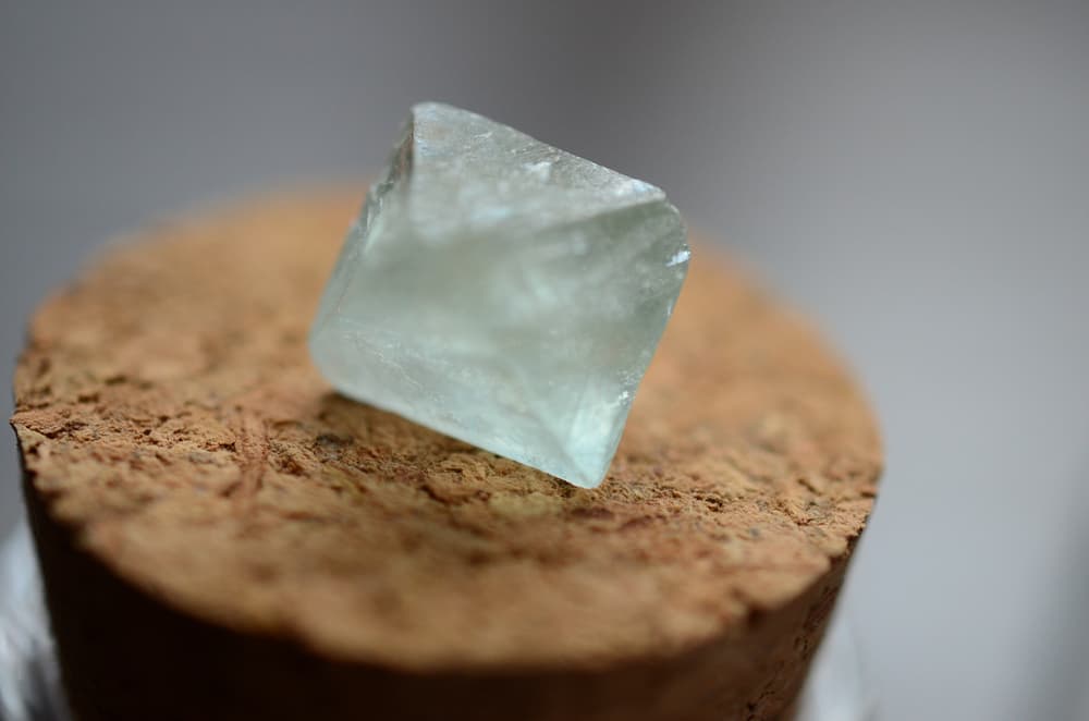 Se cree que también potencia la intuición, pues nos ayuda a despertar nuestra conciencia y despertar sentimientos y pensamientos que creíamos ocultos o inexistentes, así que puede transformar nuestra suerte y relaciones en el amor.