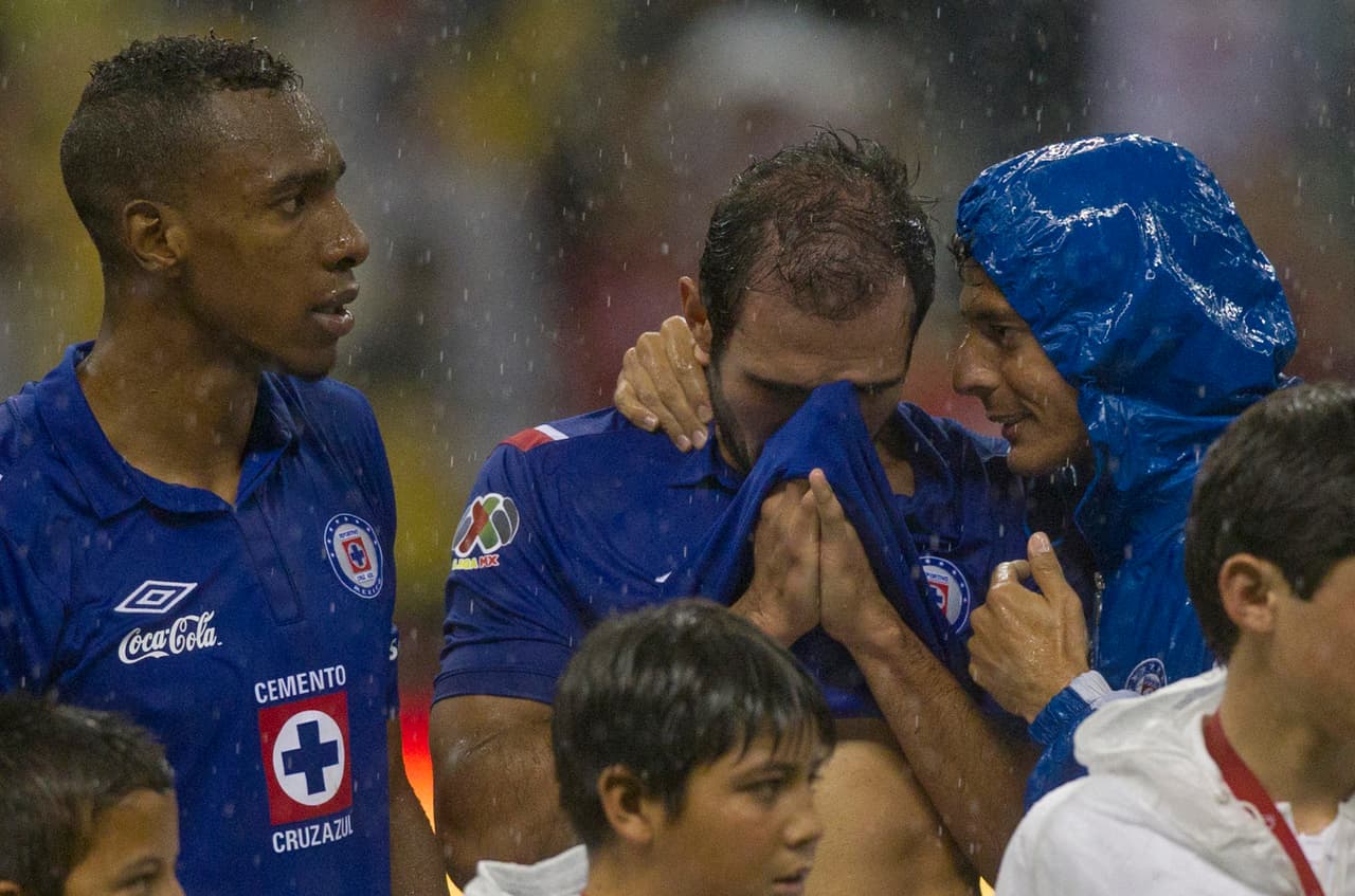 Alejandro Vela intenta consolar a Alex Castro, ante la mirada perdida de Pereira, que en el fondo se sabe culpable de la debacle azul.