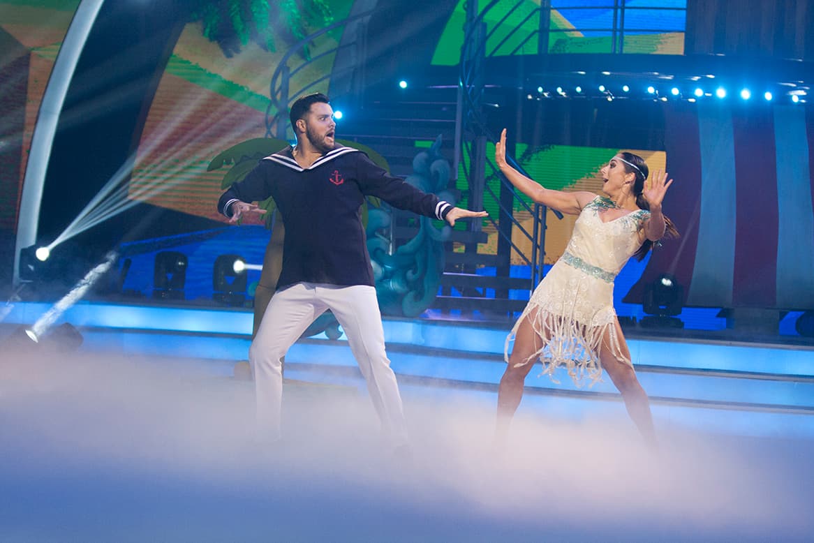 Ahora era 
<b><a href="https://www.univision.com/shows/mira-quien-baila/paul-stanley-se-echo-al-jurado-en-un-bolsillo-con-su-jive-shabadabada-video">el turno de Paul Stanley</a></b>, quien bailó el tema 'Shabadabada' de Ov7.