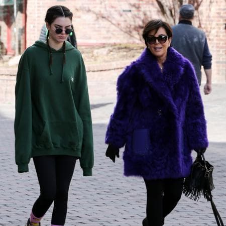 En el 2016, Kris Jenner relató que los aviones y constantes viajes le causan ansiedad a Kendall, quien padece de parálisis del sueño, una condición que provoca que su mente despierte, pero no pueda mover el cuerpo.