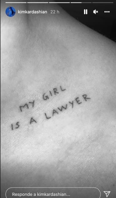 En la foto que compartió en la red social en la que cuenta con 331 millones de seguidores se lee: 'Mi chica es abogada' (traducido al español).