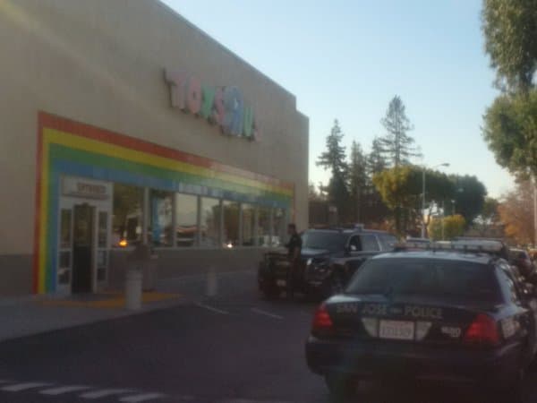 Policía investiga tiroteo cerca de Toys R Us en San José