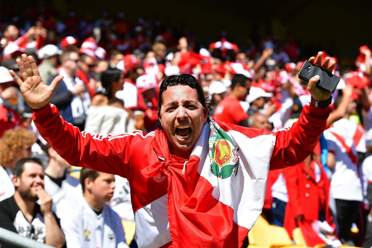 En el estadio encontramos a muchos aficionados peruanos apoyando a su selección. La distancia no es pretexto cuando de fútbol se trata.