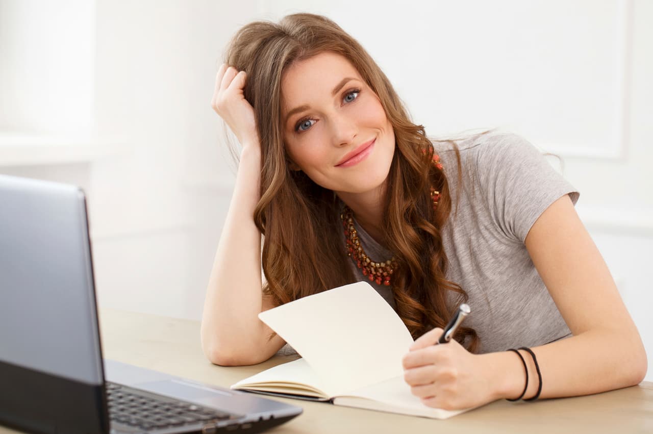 <b>CAPRICORNIO</b>
<br>La mujer de este signo es muy inteligente, cautelosa, dominante, ambiciosa, pensante y muy calculadora. Suele ser muy exigente consigo misma, pues es metódica y trabaja mucho para estar en donde está. Aspiran a conseguir sus metas y objetivos en todos niveles, así que están concentrados en su camino, lo cual puede causarles problemas en otros campos.