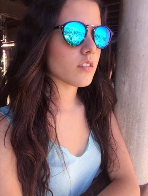 La joven cantante nacida en 1997, está dando sus primeros pasos en la música copn el pie derecho, inspirada en su padre y su abuelo vicente.