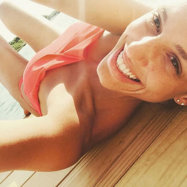 Su esbelta figura la hace lucir muy sexy.