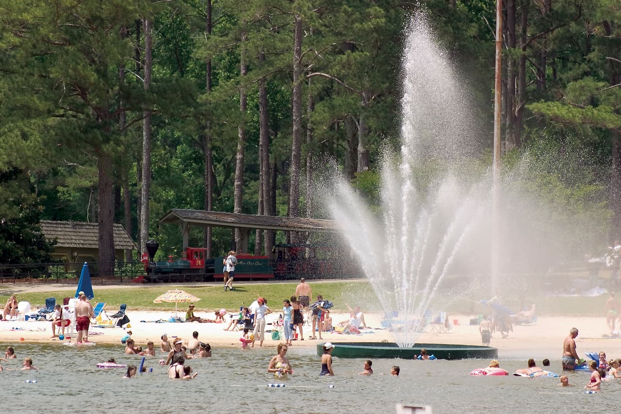 <b>11.-Robin Lake Beach y Callaway Gardens</b>
<br>US Highway 27
<br>Pine Mountain GA 31822
<br>(706) 663-2281
<br>
<br>La playa del lago Robin te ofrece un kilómetro y medio de arena suave y blanca como el azúcar bordea un lago resplandeciente tan atractivo que querrás sumergirte de inmediato. Esta playa artificial es supuestamente la más grande de su tipo en el mundo, y se encuentra a poco más de una hora al sur de Atlanta.
<br>