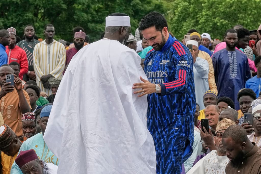 Alcalde de Nueva York celebra su fe con una túnica del Arsenal, campeón tras 22 años de espera