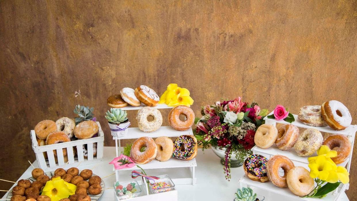 Un detalle importante a considerar si decides poner esta barra en tu boda es que habrá que darle un 'refill' a menudo para que nunca se vea vacía. Hay muchos
<b> <a href="http://www.brit.co/donut-party/">accesorios divertidos</a> </b>que te servirán para darle más vida: desde globos blancos con ilustraciones de donas, bastones de caramelo de colores, banderitas y listones decorativos, hasta botellitas de leche súper 
<i>ad hoc.</i>