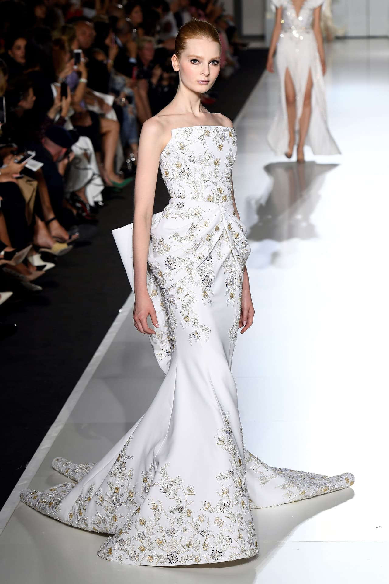 Aún si se inclinara por los cortes más tradicionales en telas rígidas y bordados recargados, es muy probable que adopte una de las tendencias de la marca que los hace favoritos: resaltar sutilmente la silueta femenina.