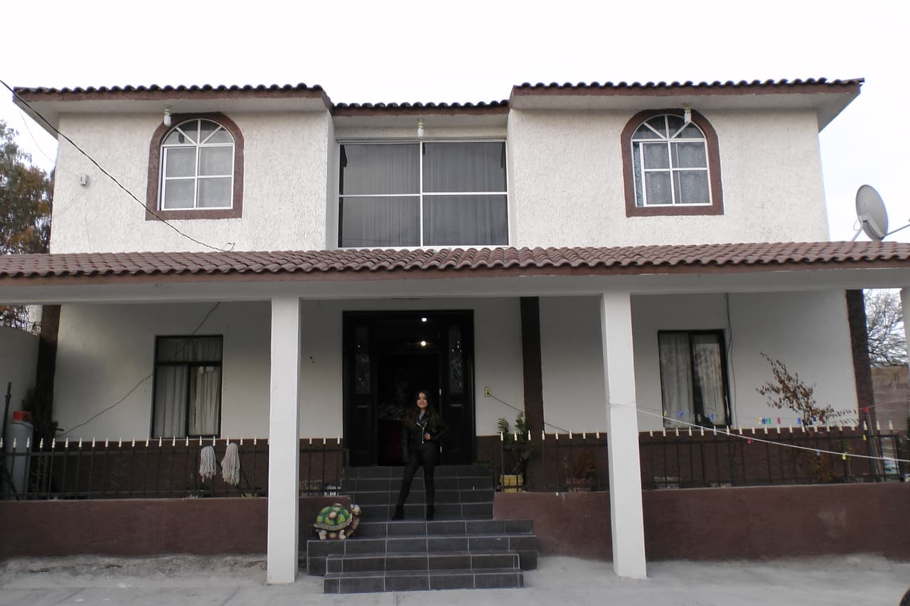 La casa de la familia Ibarra se destaca por ser de las pocas construidas en dos plantas, además de contar con agua corriente, luz eléctrica y televisión de paga, esto en una zona en la que los servicios básicos son un lujo.