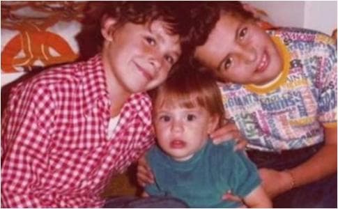 Agregó que además de ser una gran madre ha sido una excelente trabajadora: “Para mí y mis hermanos es un ejemplo, es la primera que se despierta y la última que se duerme, siempre está al pie del cañón. Es una persona sumamente especial, de ella aprendimos el trabajo, la constancia, el ser honesto, ser decente, ser puntual. Ha ayudado a muchísimos alumnos a lo largo de 50 años”.