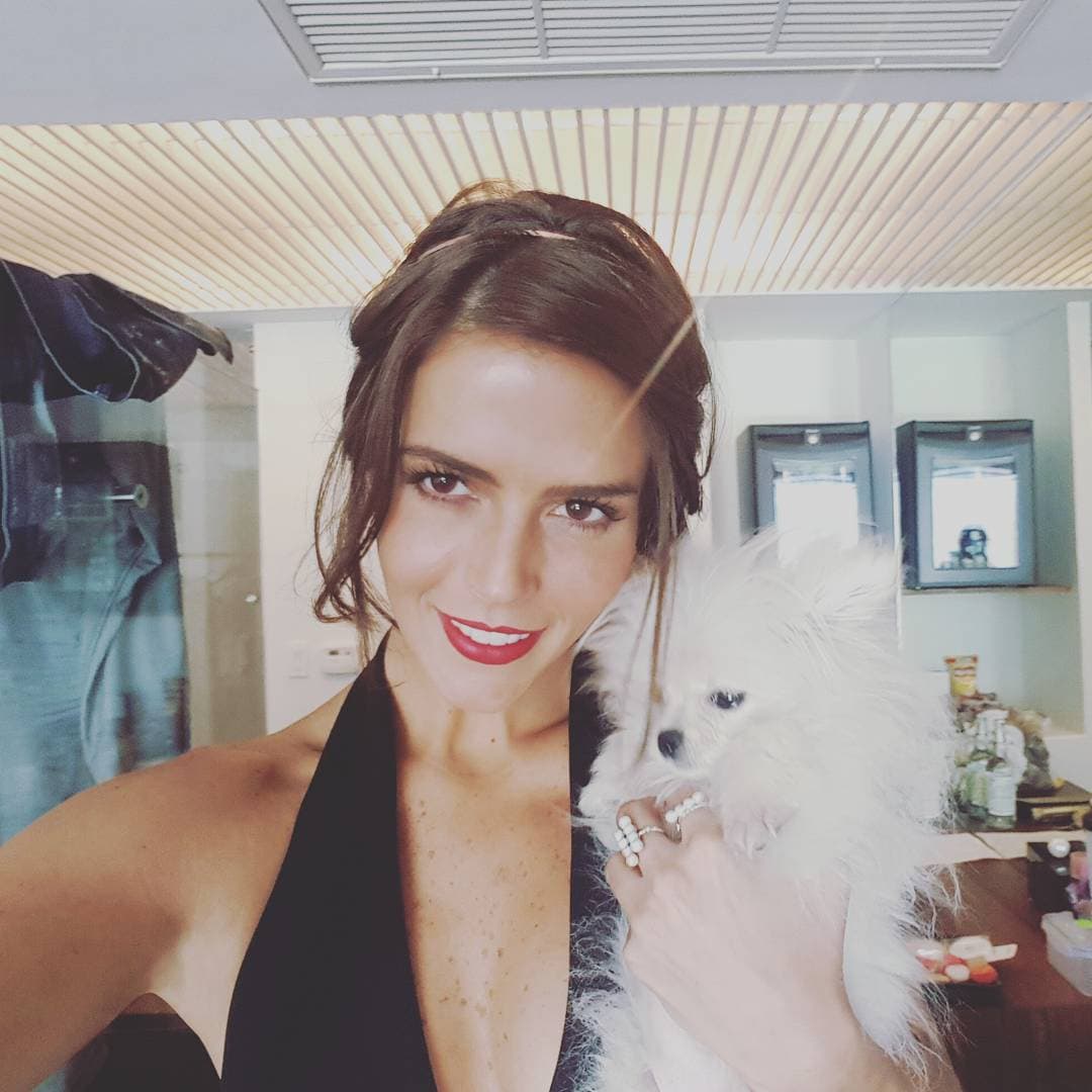 Desde entonces es común ver a Claudia acompañada de su perrita pomerania.