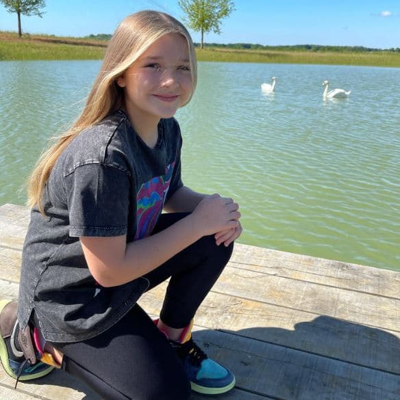 Incluso en su día a día, cuando está alejada de los reflectores opta por conjuntos deportivos con un par de tenis y playeras estampadas.