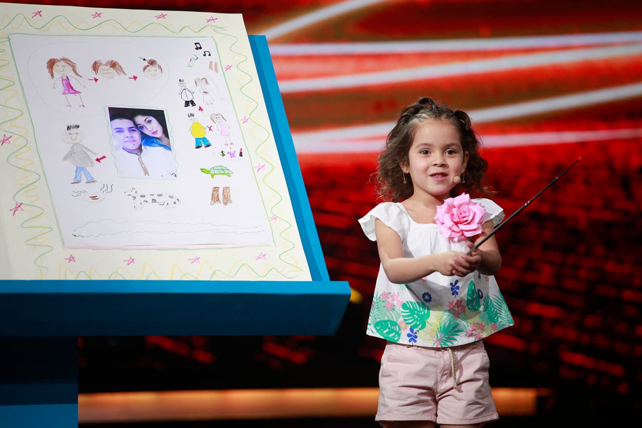 La niña de 5 años de edad habló de sus padres, de lo mucho que le gusta la comida de su estado y hasta le compartió una torta ahogada a Galilea Montijo.