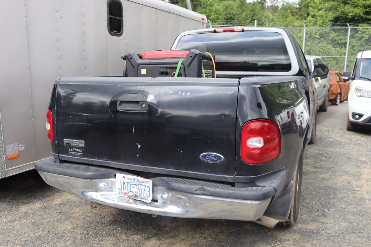 Hay múltiples camionetas, de diversas marcas. Algunas tienen generadores eléctricos y otros artículos costosos en las cajas de atrás.