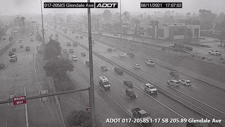 La cámara del Departamento de Transporte de Arizona (ADOT, por sus siglas en inglés) capto la actividad monzónica pasar por la Interestal 17 cerca de la Avenida Glendale este miércoles por la tarde. “Asegúrese de reducir la velocidad y mantener la distancia entre usted y otros vehículos”,
<a href="https://twitter.com/ArizonaDOT/status/1425610565171355650/photo/1" target="_blank">reitera ADOT. </a>