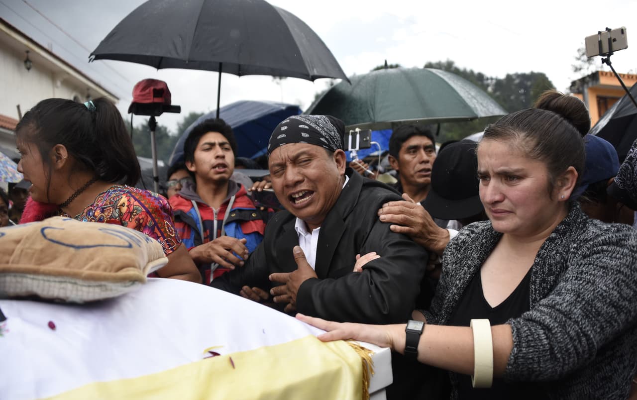 Gilberto Gómez, el padre, también gritó desesperado de dolor durante la caminata hacia el cementerio.