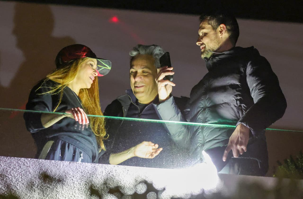 Por la noche Shakira celebró su cumpleaños 46 con una íntima reunión a la cual acudieron algunos amigos.
<br>