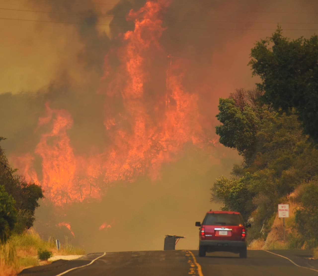 La carretera 154 cerrada por el incendio Whittier al este del Lago Cachuma.