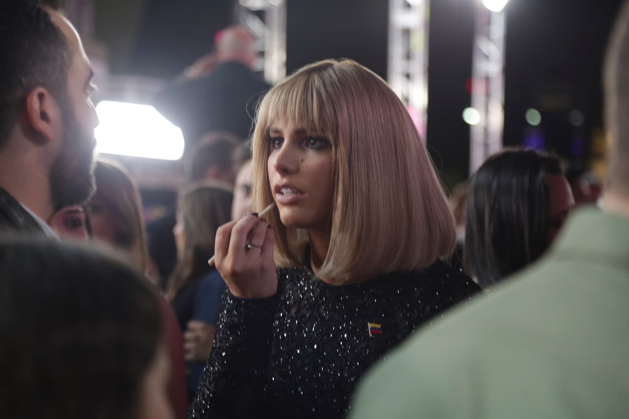 Lele Pons no escatimó para verse perfecta y la encontramos retocando su maquillaje.