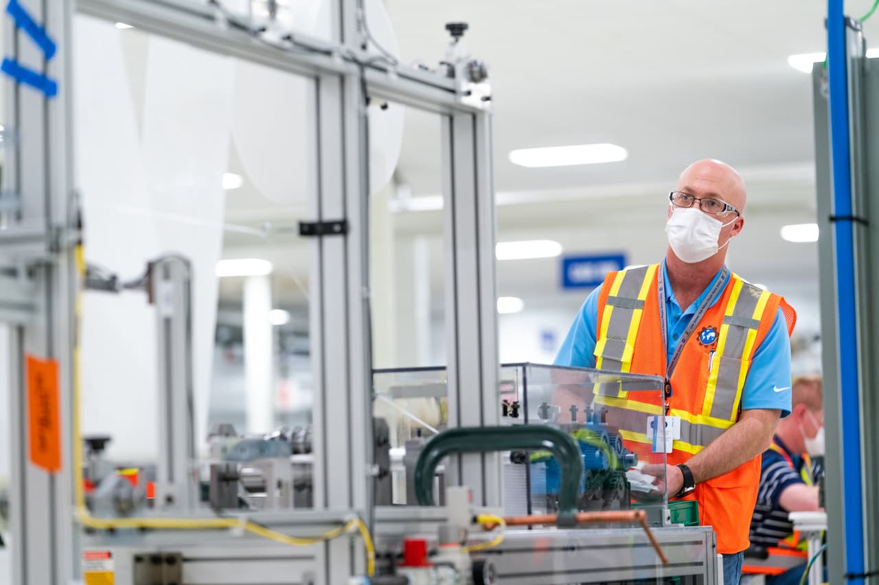 <h3 class="cms-H3-H3"><b>General Motors</b></h3>
<br>
<br>
<b>Planta(s): </b>Kokomo, Indiana; Warren, Michigan
<br>
<b>Equipos médicos a fabricar: </b>ventiladores y mascarillas quirúrgicas
<br>
<b>Cantidad:</b> hasta 10,000 ventiladores y 100,000 mascarillas quirúrgicas al mes
<br>
<b>No. de trabajadores en acción:</b> 1,000+
<br>
<b>Compañía(s) colaboradora(s): </b>Ventec Life Systems