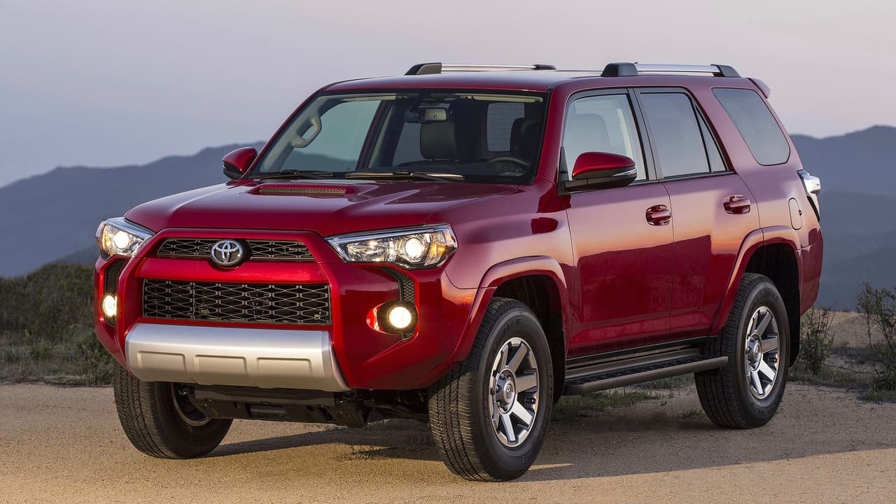 Cuando la 
<b>Toyota 4Runner </b>llegó al mercado en 1984 era poco más que una pickup compacta con una cabina de fibra de vidrio y una fila de asientos trasera. 33 años más tarde la 4Runner se ha convertido en una de las SUVs más sofisticadas y capaces disponibles en Estados Unidos.
<br>
<br>En la imagen una 
<i>Toyota 4Runner 2018</i>.
