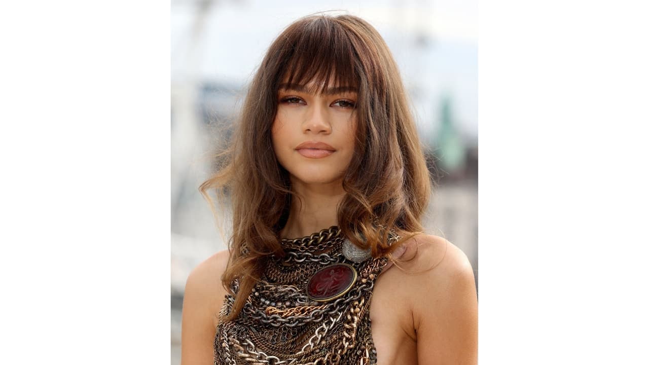 <b>Cabello largo con flequillo</b>
<br>
<br>Durante el inicio de año y un poco después de invierno de 2022 este estilo ayuda a los rostros redondos a verse más finos, así como a disminuir los rasgos faciales. En la imagen la actriz de ‘Dune’, Zendaya, luciendo el estilo.