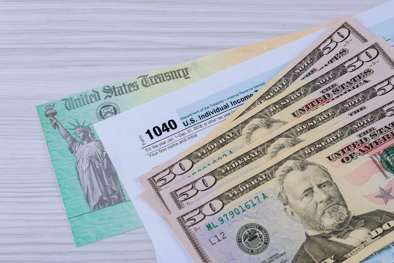 <b>No debes pagar impuestos por los cheques de estímulo | </b>Recuerda que los 'pagos de impacto económico' no están sujetos al pago de impuestos ni cuentan como ingreso al momento de solicitar un crédito. Y, si no recibiste los cheques de estímulo y eres elegible, podrás reclamarlos como un 'crédito de recuperación de reembolso" o recovery rebate credit en tu declaración de impuestos.