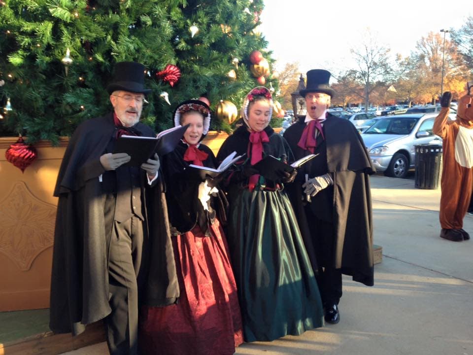 <b>Evento</b>: Tree Lighting at Crossroads Plaza in Cary
<br>
<b>Fecha</b>: 11 de noviembre
<br>
<b>Lugar</b>: Crossroads Plaza. 207 Crossroads Blvd. Cary, NC
<br>
<b>Sitio web</b>: 
<a href="https://www.facebook.com/events/323769210193877/">https://www.facebook.com/events/323769210193877/</a> 
<br>
<br>El evento incluye la iluminación del árbol navideño, música, rifas, actividades familiares, la visita de Santa Claus y más.