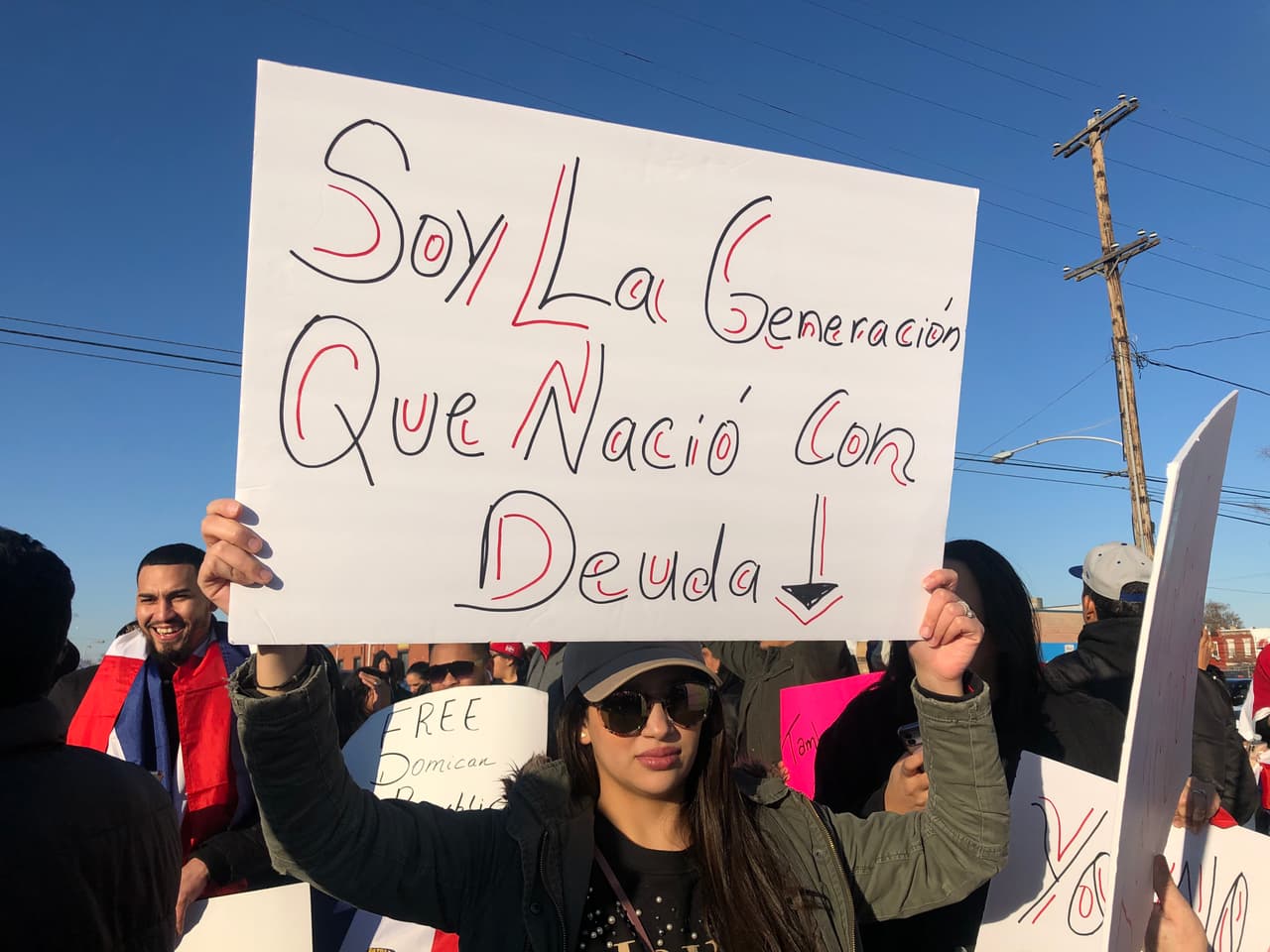Muchos de los asistentes lanzaron consignas contra la Presidencia de Danilo Medina, a quien acusan de responsable en lo que calificaron de un "sabotaje a la democracia", entre otras consignas.