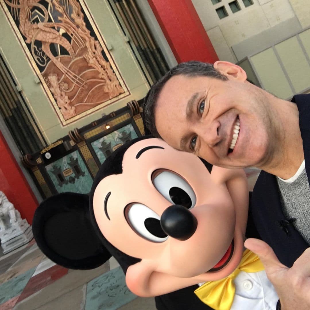 Alan Tacher viajó a Orlando para conocer una nueva atracción de Disney World. En este viaje convivió con los íconicos personajes y la foto con Mickey Mouse no pudo faltar.