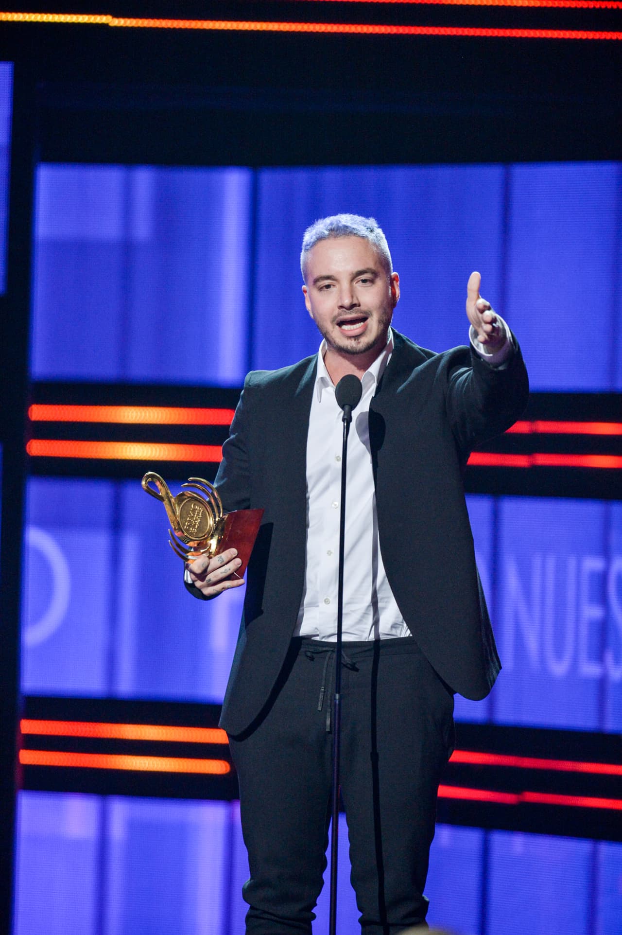 El popular cantante se llevó el Premio a Artista del Año.
