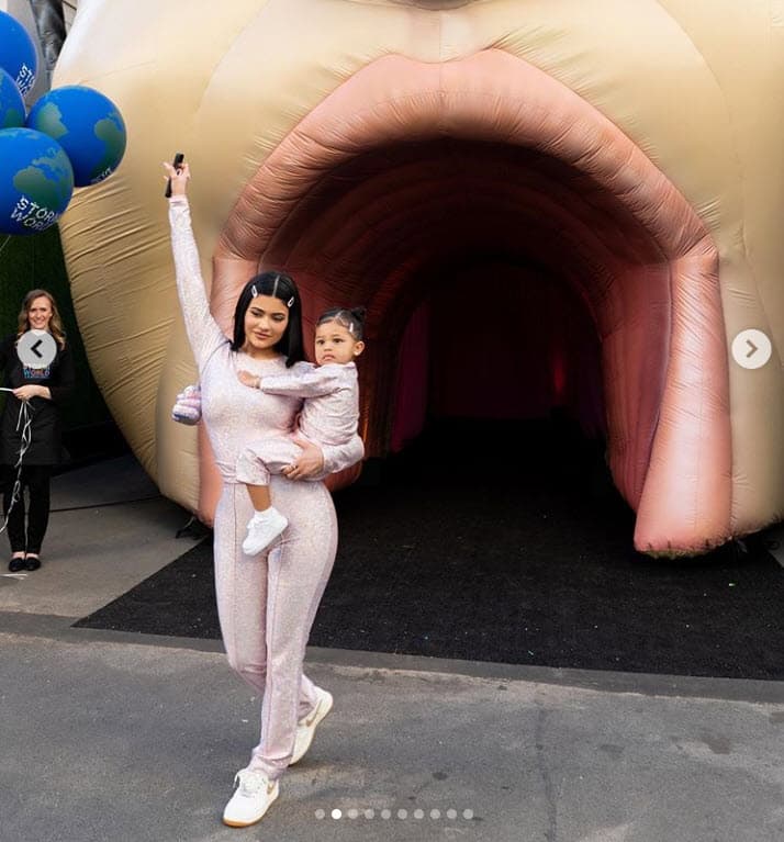 Eso no fue impedimento para que Kylie organizara una fiesta dentro de su casa con inflables, globos, un pastel gigante, y una estructura de su cara, similar al arte del disco de su padre.