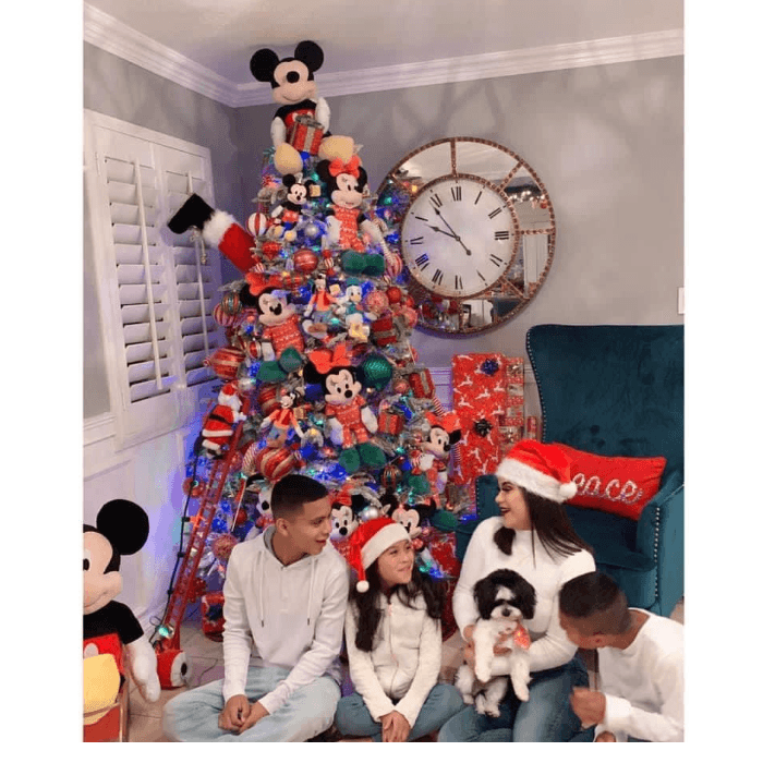 Flor Cruz narra la historia de Bear y su familia. "Cada Navidad hacemos sesión de fotos con nuestro perrito, porque es parte de nuestra familia. Cuando se nos olvidaba incluirlo, el se acercaba para salir en la foto con nosotros. No los encontramos en la calle, y lo queremos tanto ❤️ Su nombre es Bear 🥰".
<br>