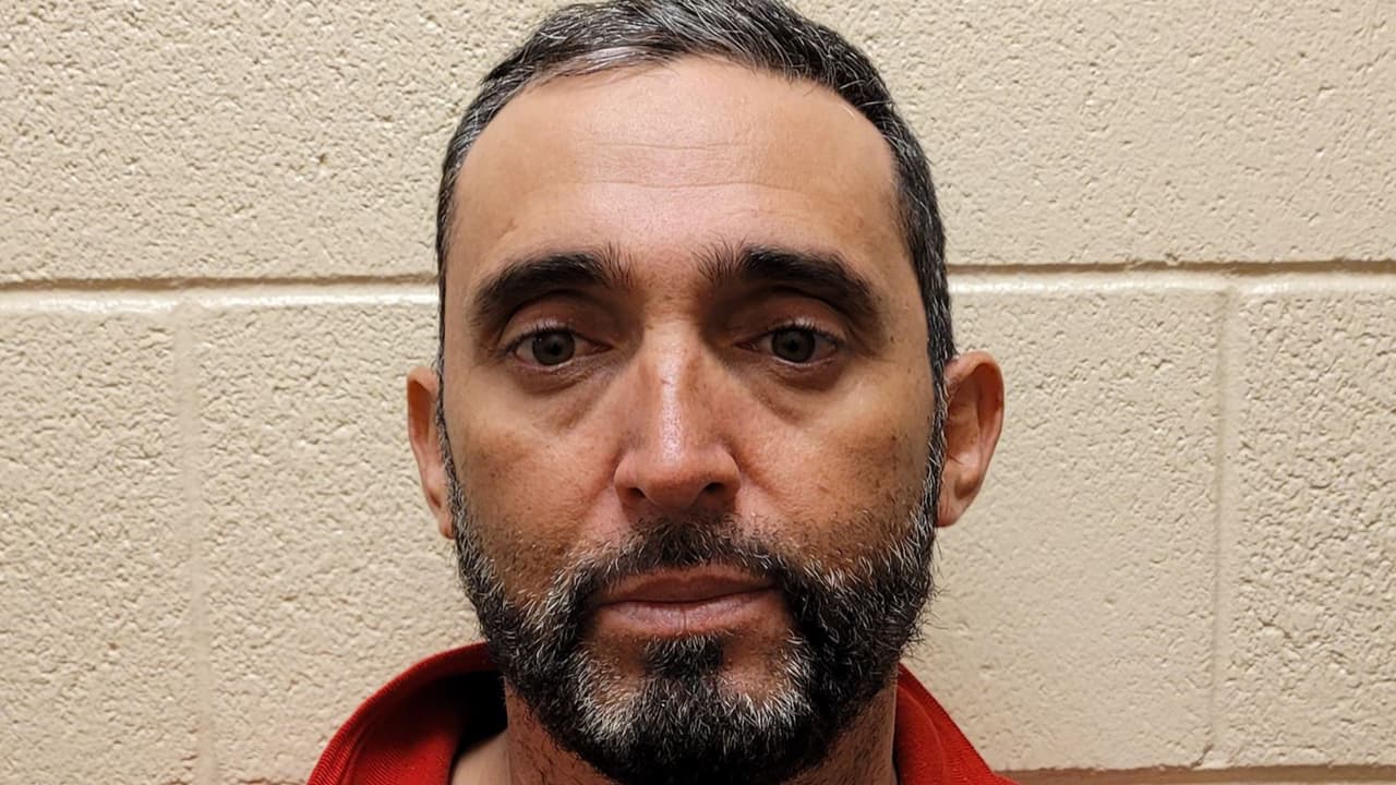 Ramón Mendoza Schultz fue arrestado el martes cerca de Amado, Arizona. El ciudadano mexicano fue condenado por varios delitos graves en Phoenix, entre ellos abuso sexual y acoso a un niño.