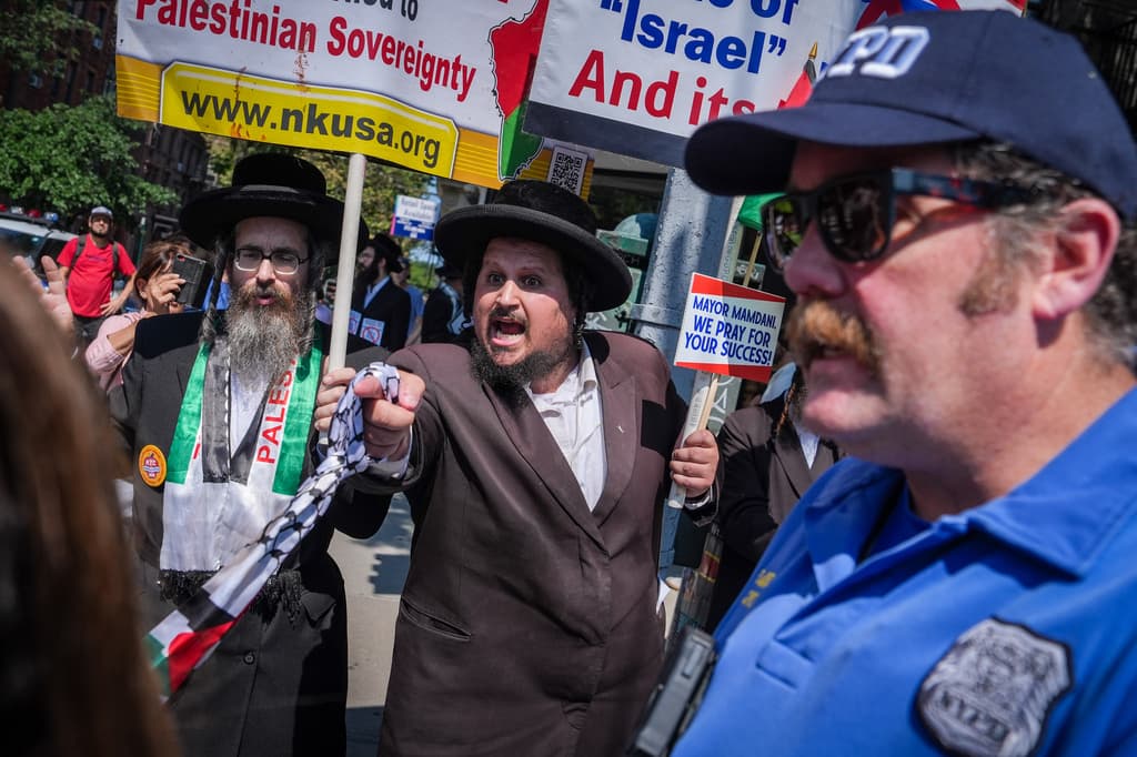 Los judíos ultraortodoxos, al igual que el alcalde de Nueva York, piden el cumplimiento de la orden de arresto contra Benjamin Netanyahu, emitida por la Corte Penal Internacional, con sede en La Haya.
<br>El organismo lo acusó de crímenes de lesa humanidad, en gran parte por la guerra en Gaza, que preliminarmente se estima ha cobrado más de 73,000 vidas.