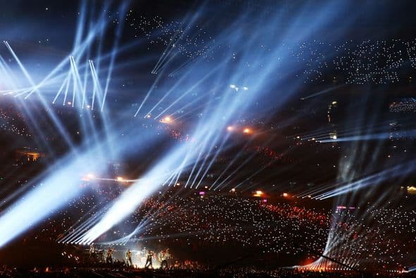 Un cuidado estilismo retro, una banda llena de energía y una particular mezcla de soul y rock sirvieron al cantante Bruno Mars para cautivar a la millonaria audiencia del Super Bowl durante el descanso de la gran cita anual del fútbol americano. Mars, de sólo 28 años y sobre quien planeaba la duda de si sería capaz de enfrentarse a un escenario de tal calibre, optó por un show directo y contundente. Tras una breve introducción a cargo de un coro de niños, un espectacular solo de batería sirvió para abrir el fuego y dar paso rápidamente al gran éxito "Locked Out of Heaven". Impecablemente vestido con una chaqueta dorada, despachó el tema junto a una banda con una amplia sección de viento que se lució en las coreografías. Sin más dilación, Mars descargó su segundo hit, "Treasure", y a continuación demostró su capacidad para fusionar el soul, el pop y el rock integrando en su espectáculo a los Red Hot Chili Peppers. La banda de Anthony Kiedis y Flea puso a saltar a todo el estadio Metlife con su clásico "Give it Away". Los rockeros californianos, a pecho descubierto como manda la tradición, solo necesitaron un par de minutos para demostrar que siguen en buena forma y ceder de nuevo el protagonismo a Mars.