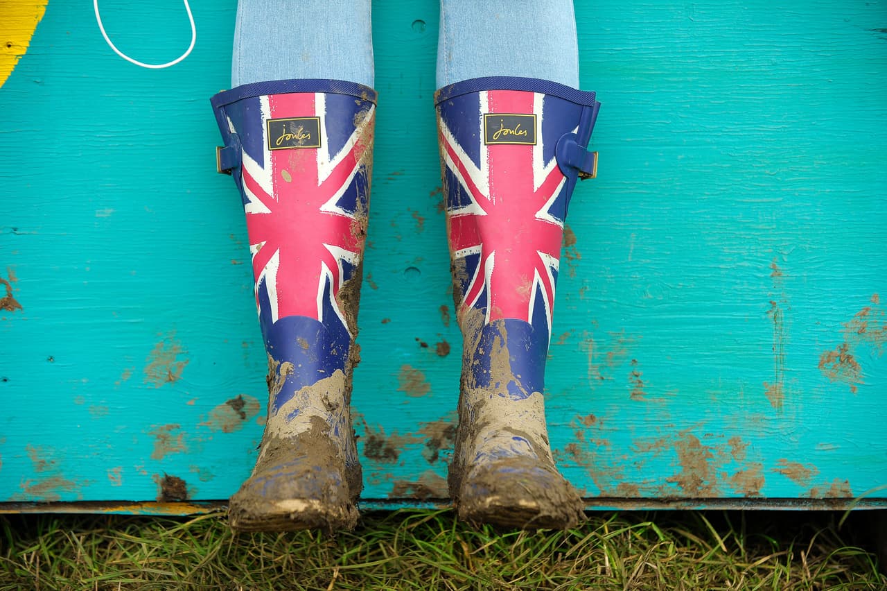 “Todo el mundo repite que no tienen palabras para lo que ha sucedido, pero nosotros tenemos mucho que decir”, dice el poema que fue el manifiesto que hoy inundó los pantanosos prados y tarimas del Glastonbury, el festival musical a campo abierto más grande del mundo que se celebra desde 1970 en Somerset, Inglaterra.