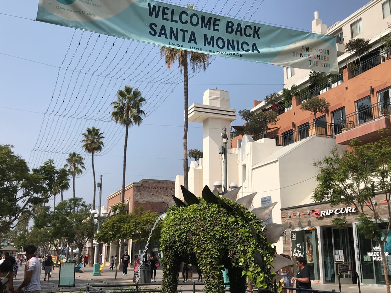 El popular "Prominade de Santa Monica" reabre negocios tras meses de cierres debido al coronavirus.