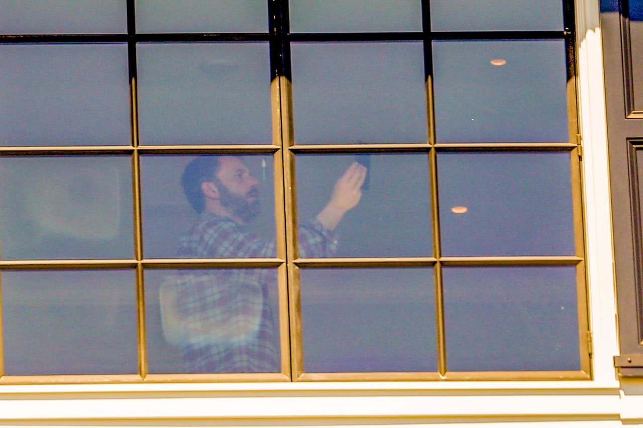 Con su celular, Ben Affleck tomó algunas fotos de la habitación.