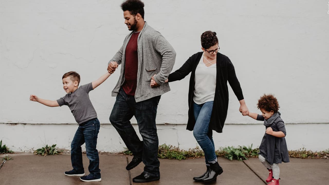 <b>“Recesión en la economía, no en la casa”</b>
<br>De acuerdo con Andrés Gutiérrez, el hecho de que se alcance 
<b>una recesión económica</b> no necesariamente significa que 
<b>haya recesión en el hogar</b>. 
<br>Con esto se refiere a que, si 
<b>se mantiene el trabajo</b> y se tienen 
<b>finanzas sanas</b> existen más posibilidades de reducir el impacto a nivel nacional y mundial.