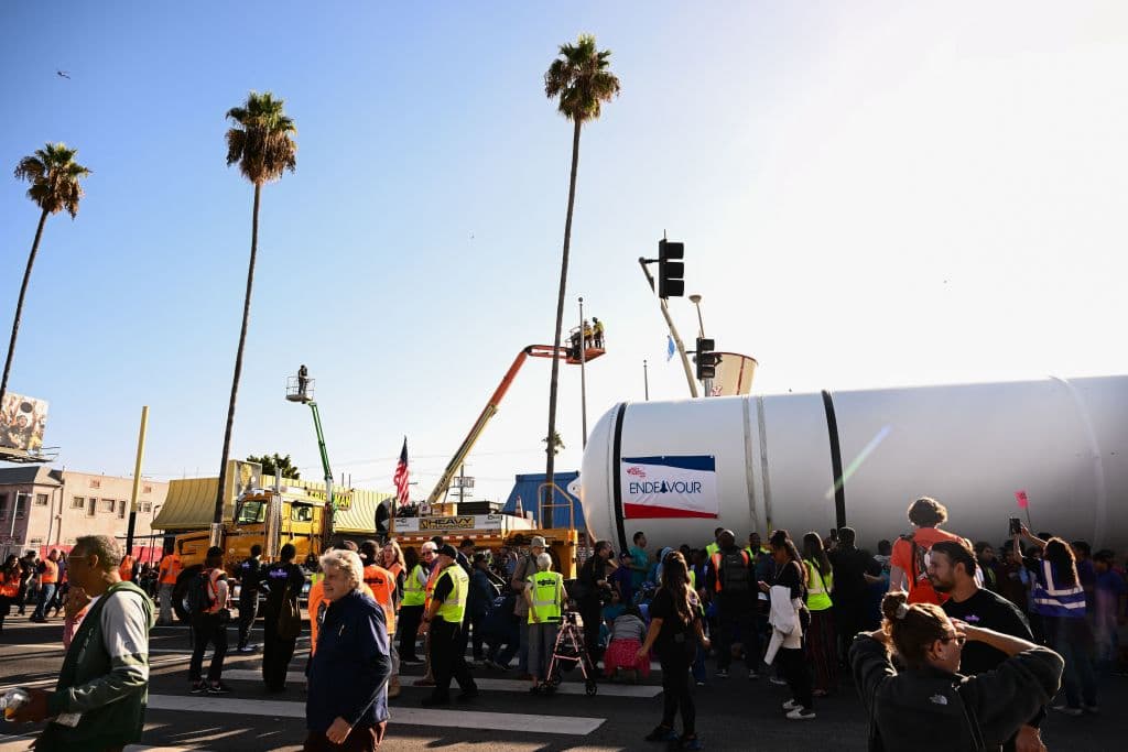 El pequeño Antonio Cortés, cuyo deseo es "ser un astronauta", estuvo entre las cientos de personas que vieron llegar este miércoles al Exposition Park, en Los Ángeles, los dos motores de los cohetes del Endeavour. El traslado de ambas piezas, guardadas desde hace 11 años en las instalaciones del Puerto Aéreo y Espacial de Mojave, estuvo libre de contratiempos. Por el contrario, el tráfico terrestre regular se complicó en calles cercanas al Centro de Ciencias de California, a tempranas horas.