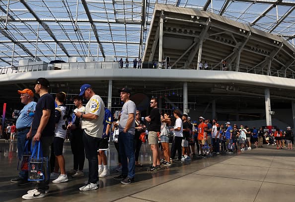 A pesar del descenso de los casos, el doctor Varón cree que las próximas semanas son vitales porque mucha gente se reunió el domingo a ver el Super Bowl.