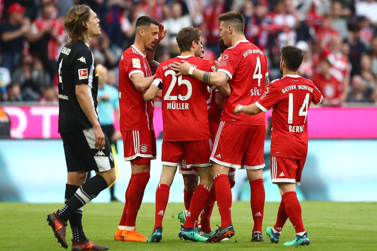 Thomas Müller desbordó por la banda derecha y le cedió la pelota al delantero quien en el área solo tuvo que tocarla. Por poco lo falla, el balón se metió por la red lateral del arco.